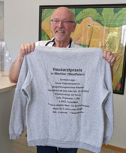 Gewusst wie: Wolfgang Decius macht mit diesem Shirt Werbung in eigener Sache. - © Anja Hanneforth