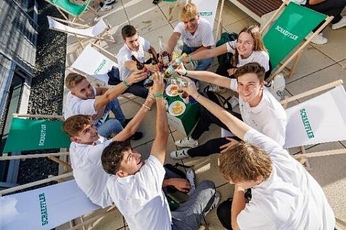 Das Kennenlernen und Vernetzen stand im Mittelpunkt der zweitägigen Veranstaltung, bei der rund 300 Auszubildende und dual Studierende zu Besuch am Stammsitz von Schaeffler in Herzogenauach waren. - © Schaeffler (Daniel Karmann)