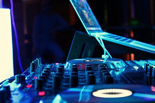 Unter anderem DJ Tommek ist am Samstagabend im Gütersloher Hangover zu Gast. - © Symbolbild: Pixabay