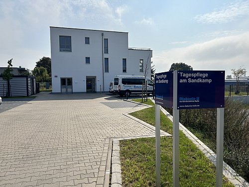 Der Neubau am Sandkamp beheimatet eine Tagespflege und sechs Mietwohnungen. - © Tobias Barrelmeyer