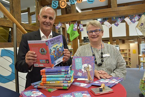 Jürgen Höcker von der Kreissparkasse Halle und Bibliotheksleiterin Susanne Damisch freuen sich über den erfolgreich laufenden Sommerleseclub. Bis zum Ende der Ferien können Kinder und Erwachsene noch mit einsteigen und an einer tollen Abschlussveranstaltung teilnehmen. - © Birgit Nolte