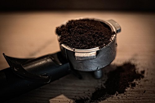 Getrockneter Kaffeesatz kann auf Blumenerde gestreut werden und soll dann verhindern, dass Trauermücken weiter Eier legen. - © Symbolfoto: Pixabay
