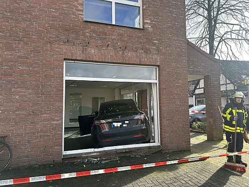 Bevor der Tesla im Ladengeschäft zum Stehen kam, musste er eine hohe Kante überwinden. - © Heiko Kaiser