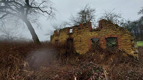 Diese Ruine steht an der Adresse Wichlinghausen 19 in Borgholzhausen in der Nähe des Spiekerhofes. - © Claus Meyer