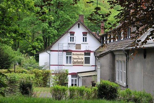 Blick vom Ort der Badeanstalt zum Berghotel Quellental. - © Frank Jasper