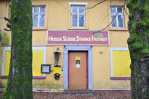 Das Dreischlingen, auch als Steinhagener Landhaus bekannt, war seit den 1980er-Jahren ein Bordell. Das coronabedingte Kontaktverbot sorgte für geschlossene Pforten. - © Frank Jasper