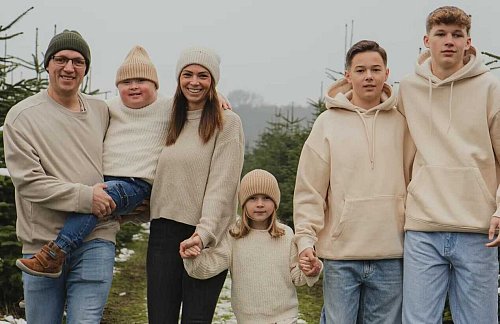 Die Familie Thalau aus Borgholzhausen hält immer zusammen. Jetzt brauchen David (v.l), Lenjo, Mareike, Vaida May, Mio und Jamie Lou Hilfe. - © David Thalau