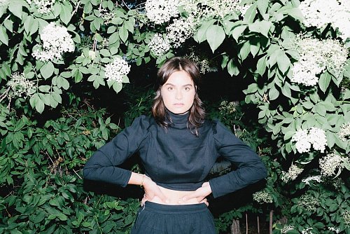 Irgendwo zwischen Indie, Elektro-Pop und Future-Soul liegt die Musik von Girlwoman. - © Girlwoman