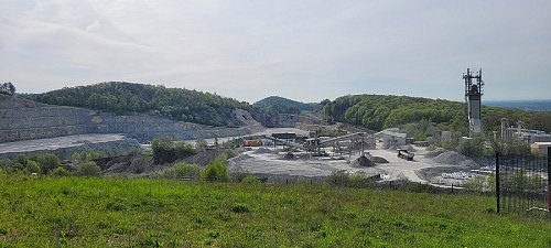 Blick auf das Kalkwerk Müller: Von Station zwei aus haben Besucherinnen und Besucher einen guten Ausblick auf den Steinbruch und das dazugehörige Kalkwerk Müller. Seit 1880 wird am „Großen Berg“ in Halle-Künsebeck Kalk abgebaut. - © GEG