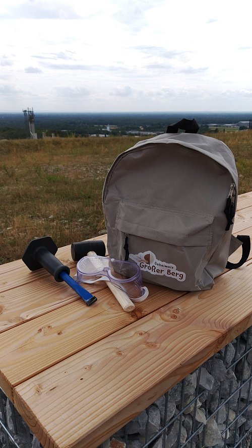 Forscherrucksack: Kleine Entdecker, die selbst einmal auf Spurensuche gehen möchten, können sich im Rahmen einer geführten Tour Forscherrucksäcke ausleihen und an Station drei nach Fossilien suchen. Einzeln gibts die Rucksäcke über die Stadt Halle (tourismus@hallewestfalen.de) oder die IGKB (www.kuenske.de). - © GEG