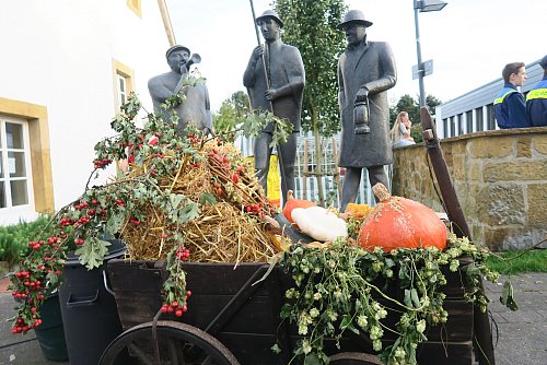 Auch andere Früchte haben eine Chance beim Piumer Kartoffelmarkt, wie dieser Wagen mit Kürbissen zeigt. - © Alexander Heim