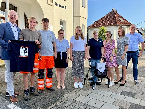Halles Bürgermeister Thomas Tappe (l.) begrüßt die neuen Azubis Alex Neufeld, Olga Ollo sowie Annie Janzen (Mitte) und beglückwünscht Marian Liman (2. v. l.) und Sarah Eggert (3. v. r.) zur erfolgreichen Ausbildung und Übernahme. Mit dabei Fachbereichsleiter Björn Hüllbrock (v. r.), Nadine Neumann (Abteilungsleitung Interne Dienste) und Hannah Schröder (Teamleitung Personal). - © Stadt Halle