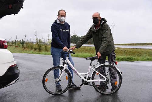 Den Wiederverwendungstag von GEG und ash gibts schon länger, ab Januar findet er regelmäßig statt. Für André Schwengelbeck kam die Aktion im August am Entsorgungspunkt Nord genau richtig: Über das Kinderfahrrad könne sich jetzt noch ein anderes Kind freuen, meinte er bei der Übergabe an ash-Mitarbeiter Claus Viebrock. - © GEG
