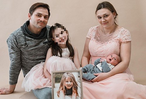 Eugen und Lara Janke mit ihren Kindern Kiara und Elias. Emily ist auf dem Foto zu sehen. "Sie wird immer Teil unserer Familie sein", sagt Lara Janke. - © Privat
