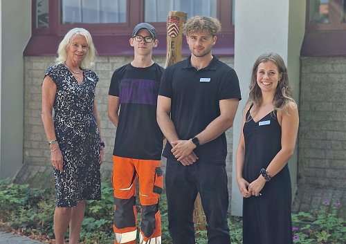Ausbildungsleiterin Claudia Bruns (l.) und Ausbildungskoordinatorin Theresa Thöle begrüßen Kevin Noch (2. v. l.) und Leon Ockert in der Stadtverwaltung. - © Stadt Borgholzhausen