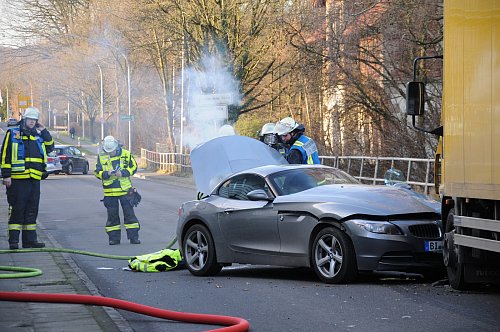 Hier qualmt's: Mit Schaum und unter Atemschutz löschten die Feuerwehrleute das Feuer. - © Anja Hanneforth, HK