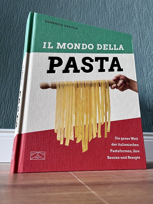 Das Buch "Il Mondo Della Pasta" ist etwas für absolute Nudel-Fans. - © Mareike Köstermeyer