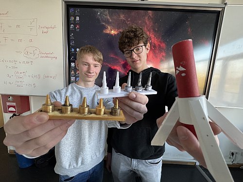Julian Haberecht (l.) und Erik Rützler zeigen bei "Jugend forscht" ihren Raketenmotor mit extra viel Schubkraft. - © Frank Jasper