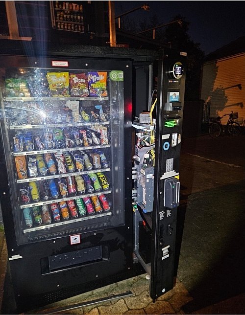 Der Automat von John-Robert Haselhorst ist ein Beispiel für die vielen aufgebrochenen Snackautomaten - © John-Robert Haselhorst