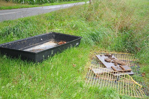 Auch ein Kleintiergehege wurde am Wegesrand zurückgelassen. - © Tasja Klusmeyer, HK