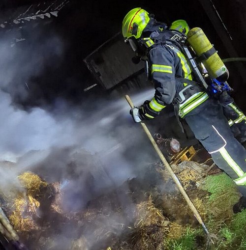 Die Feuerwehr hat einen Misthaufen gelöscht und damit Schlimmeres verhindert. - © Feuerwehr Borgholzhausen