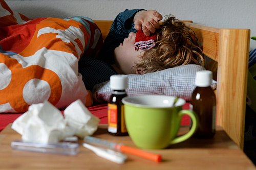 Ungewöhnlich viele Kinder sind von der aktuellen Grippewelle in Deutschland betroffen. Eine Ärztin aus Steinhagen gibt Eltern Tipps. - © picture alliance / Frank May