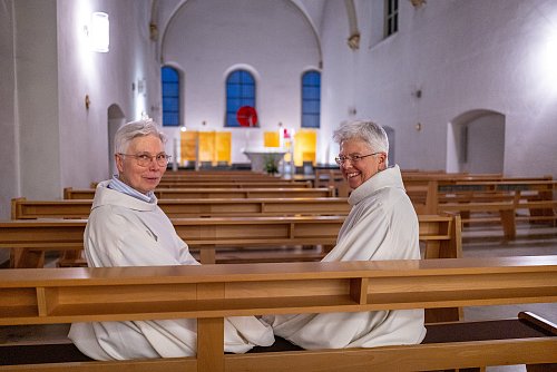 Schwester Ancilla Ernstberger (l.) und Schwester Laetitia Eberle zeigen das Paderborner Michaelskloster – hier sitzen sie in der Kirche. - © Niklas Tüns