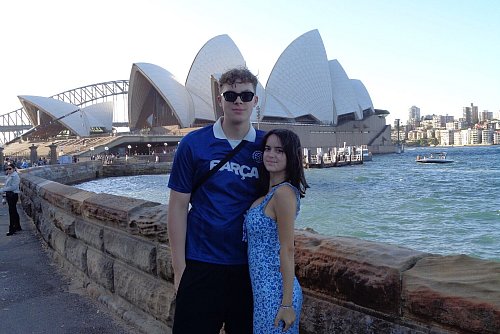 Romantische Aussicht: Das junge Paar genießt den Besuch in Sydney. - © Biewald.