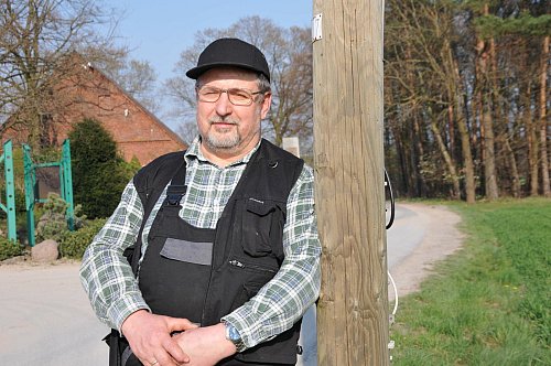 Andreas Berndt will auch einen Glasfaseranschluss. Er wohnt in Kölkebeck am Speckhagen und bei allen Nachbarn wird gebuddelt, nur bei ihm nicht. - © Uwe Pollmeier