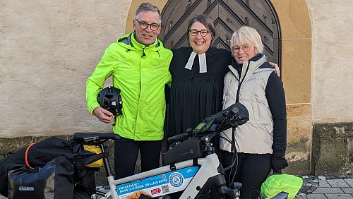 Mit dem Reisesegen von Pfarrerin Kerstin Pilz startet Rainer Stephan zu seinem Abenteuer. Auf den ersten vier Etappen begleitet ihn seine Frau Marion. - © Privat