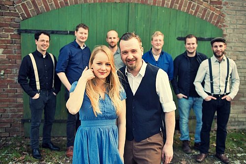 Stimmungsgarant: Das vielköpfige Indiefolk-Orchesters »Von Weiden« tritt beim Heidefest auf. - © Privat