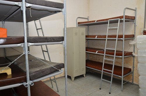 Stockbetten und Wasserkanister: Der Bunker war für alle Fälle gerüstet. - © Jonas Damme