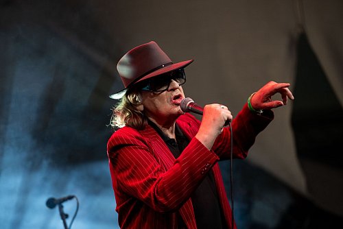 Der bekannte Musiker und Künstler Udo Lindenberg zeigt seine Bilder in Rietberg. - © Fabian Strauch/dpa