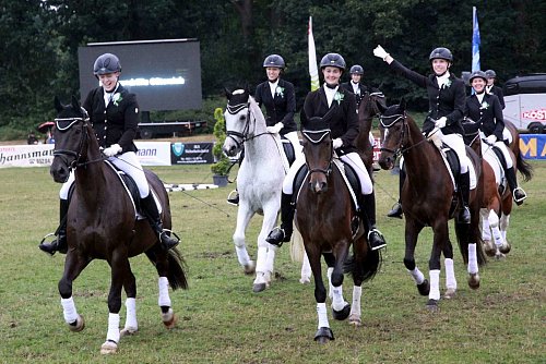 Tolle Choreografie: Die Gütersloher Kreisquadrille defiliert und begrüßt die Zuschauer. - © Edwin Rekate