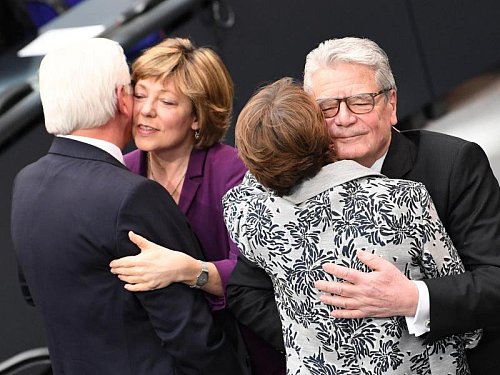 Macht's gut - © Foto: Bernd von Jutrczenka