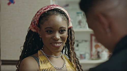Nina (Amara Okereke) flirtet. Sie kann ja nicht ahnen, dass Duane (Duane Williams) sich als Geistlicher entpuppen wird, dem es um ihre unsterbliche Seele geht. - © SWR/Both Worlds Produktion
