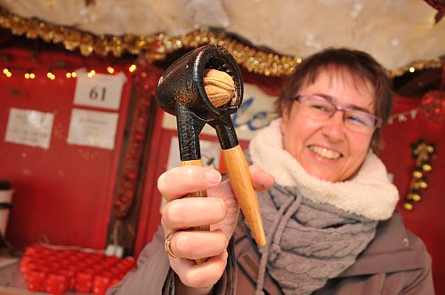 Gleich macht’s knack: Monika Otto im Belcanto-Stand, wo es wieder frische Walnüsse geben wird. - © Foto: Frank Jasper
