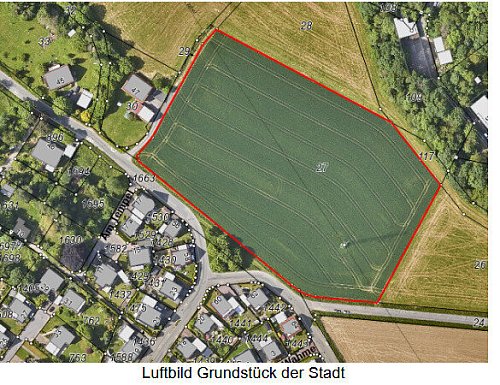 Das Luftbild zeigt das Grundstück der Stadt. Gebaut werden soll aber lediglich im vorderen Teil hin zur Sundernstraße. - © Stadt Borgholzhausen