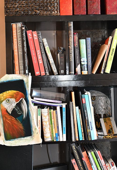 Im Bücherregal im Haller Atelier finden sich Bildbände der alten Meister, aber auch andere Inspirationsquellen, wie die Bibel. - © Jonas Damme