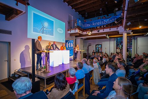 Bürgermeister-Kandidaten diskutieren lebhaft über Klimaschutz und Windkraftprojekte in Hörste beim HK-Live-Event in Halle. - © Nico Seifert