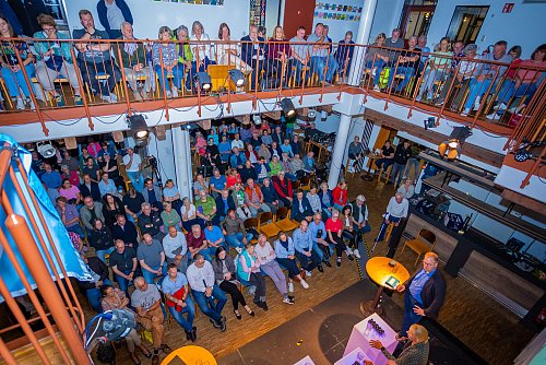 Das Publikum verfolgte gebannt, teil auch amüsiert, den Abend. Auch die Besucher hatten kritische Fragen an die Bürgermeister-Kandidaten. - © Nico Seifert