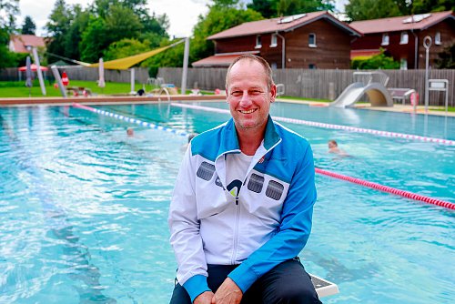 Im Sommer 2020 war das Becken wegen Corona nicht so gut gefüllt wie in anderen Jahren. Schwimmeister Lars Kattner nahm es lächelnd. - © Andre Schneider