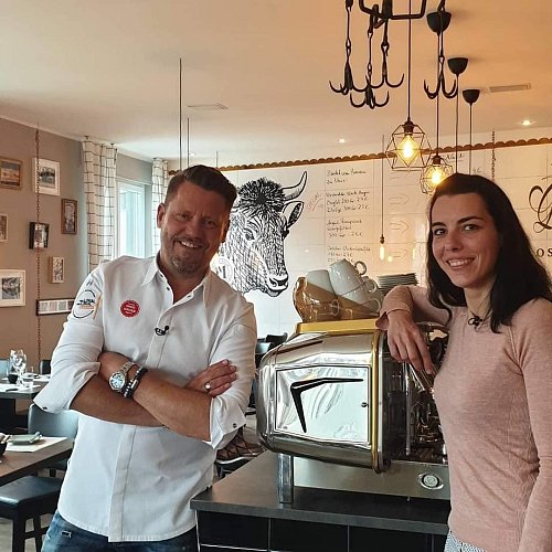Sabrina Schüler führte TV-Koch Mike Süsser durch ihr Lokal. Dem Profi schmeckte auch die originelle Einrichtung. Foto: Mann & Metzger - © Mann & Metzger