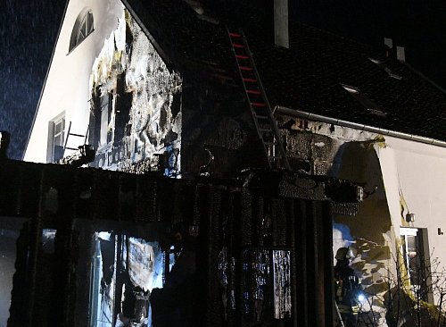 Zerstörte Fassade: Die Brandursache steht laut Polizei noch nicht fest. - © Andreas Eickhoff