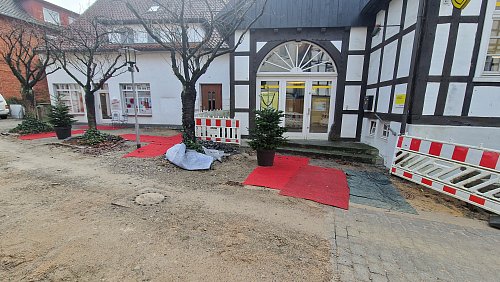 Vor dem Kosmetiksalon von Annette Drein und der HUK-Versicherungsagentur endet derzeit noch die neue Apshlatierung. - © Uwe Pollmeier