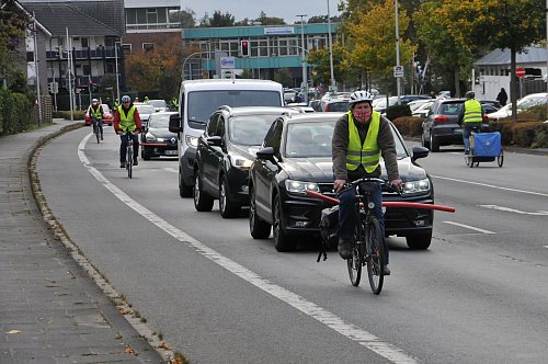 Als sich die Demonstranten auf ihren Fahrrädern auf den Weg machten, wurde es eng auf der Woerdener und Bielefelder Straße. Die roten Rohre auf den Gepäckträgern zeigten den Mindestabstand von 1.50 Meter auf, den Autos zu den Radlern einhalten müssen - © Frank Jasper
