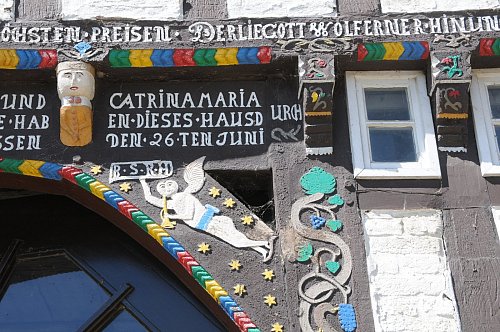 Fachwerkhaus Fachwerkgiebel von Familie Surmann wird saniert Vorherbilder
Engel vor der Sanierung Hof Surmann Engelchen Engel-Motive - © Anja Hanneforth, HK