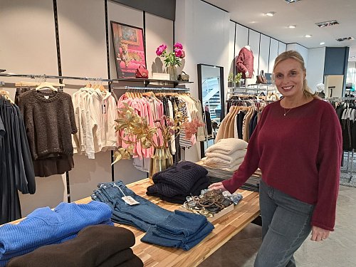 Wie im Hintergrund zu sehen, passen auch Kunst und Blumen zu den aktuellen Mode-Trends im Modehaus Brinkmann. - © Melanie Wigger