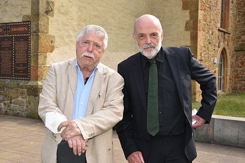 Der bekannte Liedermacher Wolf Biermann ist schon lange mit Pfarrer Matthias Storck (rechts) freundschaftlich verbunden. Beide verbindet eine recht unglückliche Zeit in der ehemaligen DDR. Zur Verabschiedung des Geistlichen in den Ruhestand kam Biermann in die Steinhagener Dorfkirche. - © Birgit Nolte