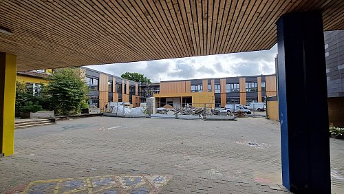 Der Großteil der Arbeiten am Neubau der Grundschule Gartnisch ist abgeschlossen, dennoch verzögert sich der Umzugstermin. - © Uwe Pollmeier
